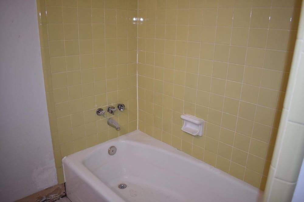 Tub & tile surround — before refinishing